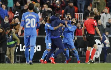 Los jugadores del Valencia y Getafe acabaron enzardados al final del encuentro.