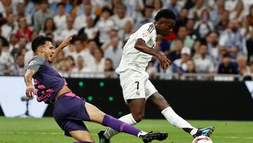 MADRID, 21/09/2024.- El delantero brasileño del Real Madrid, Vinicius Junior (d), golpea el balón ante el defensa marroquí del Espanyol, Omar El Hilali, en la jugada que ha significado el tercer gol del equipo madridista durante el encuentro correspondiente a la sexta jornada de Laliga EA Sports que disputan hoy sábado Real Madrid y Espanyol en el estadio Santiago Bernábeu, en Madrid. EFE / Sergio Pérez.