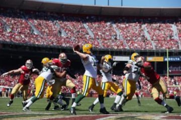 El quarterback Aaron Rodgers (12) de Green Bay Packers realiza un pase en el partido Packers - San Francisco 49ers.