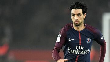 (FILES) This file photo taken on December 20, 2017 shows Paris Saint-Germain&#039;s Argentinian forward Javier Pastore controlling the ball during the French L1 football match between Paris Saint-Germain and Caen at the Parc des Princes stadium in Paris.
 To meet FIFA&#039;s Financial Fair Play rules PSG must sell players in the winter transfer window, which starts on January 1, 2018, which could mean separating from talented elements like Javier Pastore or Angel Di Maria.  / AFP PHOTO / FRANCK FIFE