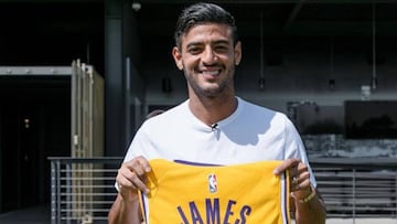 El futbolista mexicano de LAFC aprovecha su tiempo en casa para practicar el deporte que le apasiona y mostrar al mundo sus habilidades.