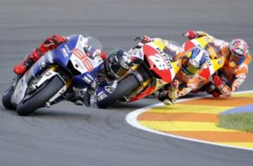 Firmó con Repsol Honda para competir en MotoGP. Ganó su tercer mundial tras la carrera del Gran Premio de Valencia. En la imagen, Jorge Lorenzo, Dani Pedrosa y Marc Márquez en plena carrera en Cheste. 