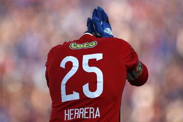 El jugador de Universidad de Chile Johnny Herrera,  durante el partido de primera división en el estadio Nacional.