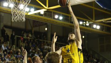 Mike Tobey lanza durante un partido contra el Montakit Fuenlabrada.