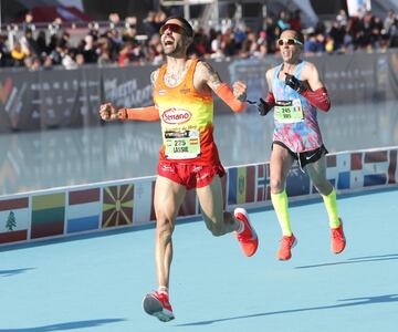 Participantes de la maratón de Valencia Trinidad Alfonso EDP llegando a la meta cerca del Oceanogràfic de Valencia.