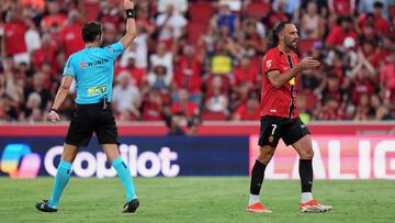 El árbitro, Munuera Montero, y tras revisar la jugada en el VAR, expulsa con roja directa a Vedat Muriqi por levantar en exceso la bota y golpear el rostro de Joan García.