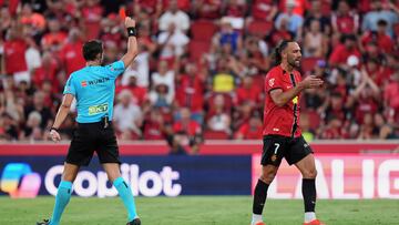 El árbitro, Munuera Montero, y tras revisar la jugada en el VAR, expulsa con roja directa a Vedat Muriqi por levantar en exceso la bota y golpear el rostro de Joan García.