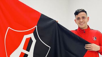 Gonzalo Moroni posa con la bandera del Atlas