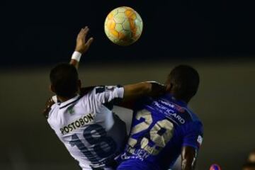 Colombia's Atletico Nacional player Alejandro Guerra (L) vies for the ball with Ecuador's Emelec Gabriel Achielier during their Copa Libertadores football match at Jocay stadium in Manta, Ecuador, on May 7, 2015. AFP PHOTO / RODRIGO BUENDIA