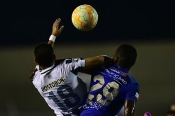 Colombia's Atletico Nacional player Alejandro Guerra (L) vies for the ball with Ecuador's Emelec Gabriel Achielier  during their Copa Libertadores football match at Jocay stadium in Manta, Ecuador, on May 7, 2015. AFP PHOTO / RODRIGO BUENDIA