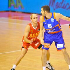 El Valencia arrolla al UCAM Murcia y sigue intratable