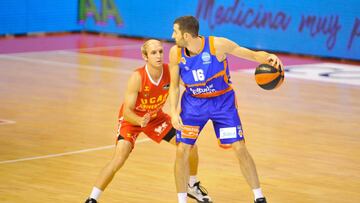 El Valencia arrolla al UCAM Murcia y sigue intratable