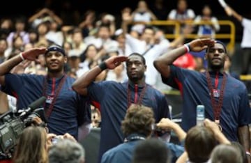 Carmelo Anthony, Dwyane Wade y LeBron James tras ganar la medalla de bronce en el Mundial de 2006.