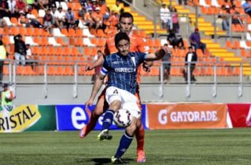 Cristián Álvarez intenta despejar ante la marca de Facundo Peraza.