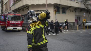 Un bombero en el Hotel Coronado de Nou de la Rambla de Barcelona, donde se ha producido un incendio, a 12 de febrero de 2022, en Barcelona, Cataluña, (España). Un total de nueve personas han resultado heridas, una de ellas crítica.
12 FEBRERO 2022;BARCELONA;CATALUÑA;CATALUNYA;INCENDIO;HOTEL
Lorena Sopêna / Europa Press
12/02/2022