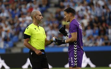 En el Deportivo - Pontevedra se paró el partido por el lanzamiento de un paquete de Kleenex.