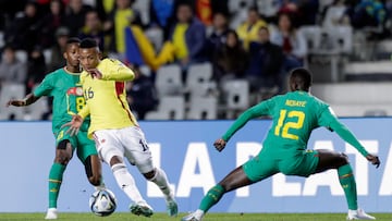 AMDEP2414. LA PLATA (ARGENTINA), 27/05/2023.- Jhojan  Torres (c) de Colombia disputa el balón con Amidou Diop (i) de Senegal hoy, en un partido del grupo C de la Copa Mundial de Fútbol sub-20 entre Colombia y Senegal en el estadio Diego Armando Maradona en La Plata (Argentina). EFE/ Demian Alday Estevez
