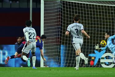 3-0. Contragolpe perfecto. Carrera de Fermín López que saca un centro perfecto, al segundo palo, donde aparece Robert Lewandowski para rematar de cabeza y superar a Sergio Herrera.