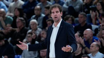 BARCELONA, 15/12/2023.- El entrenador del Barça, Roger Grimau, durante el partido de la jornada 14 de la EuroLiga que Barça y Armani Milán disputan este viernes en el Palau Blaugrana. EFE/Alejandro García