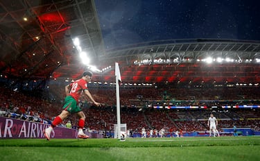 Vítor Machado Ferreira, conocido deportivamente como Vitinha, lanza un saque de esquina durante el encuentro entre Portugal y República Checa.