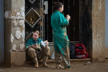 Voluntarios descansan en Massanassa, España.