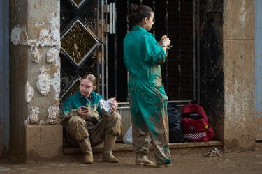 Voluntarios descansan en Massanassa, España.