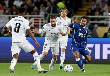 Dani Carvajal del Real Madrid en acción con Mohamed Kanno de Al Hilal durante la final de la Copa Mundial de Clubes de la FIFA entre el Real Madrid y el Al Hilal SFC en Rabat.
