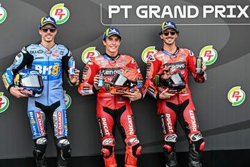 Alex M¨¢rquez (2?), Marc M¨¢rquez (1?) y Francesco Bagnaia (3?) tras la carrera al esprint.