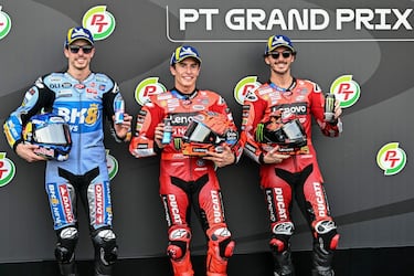Alex Márquez (2º), Marc Márquez (1º) y Francesco Bagnaia (3º) tras la carrera al esprint. 