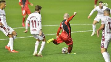 Isi, rematando contra el Albacete.