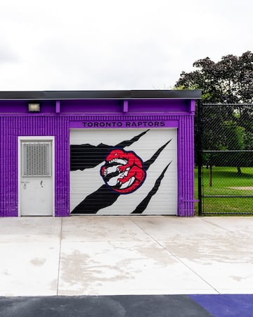 La franquicia de la NBA con sede en en Toronto, Ontario, está realizando diversos homenajes a una de sus leyendas, Vince Carter. Estuvo defendiendo la camiseta de los Raptors durante siete temporadas donde se forjó su leyenda de especialista del mate, con participaciones tan sobresalientes como la del Concurso de mates de 2000 en Oakland. El nacido en Daytona Beach verá cómo su icónico número 15 es retirado en el Scotiabank Arena, convirtiéndose en el primer jugador en los 30 años de historia de los Raptors en recibir tal distinción. Además de este honor la franquicia le realizará diversos homenajes como esta espectacular pista en Dixon Park.