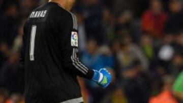 Real Madrid&#039;s Brazilian defender Marcelo (R) celebrates with Real Madrid&#039;s Costa Rican goalkeeper Keylor Navas (L) after the Spanish league &quot;Clasico&quot; football match FC Barcelona vs Real Madrid CF at the Camp Nou stadium in Barcelona on April 2, 2016. / AFP PHOTO / LLUIS GENE