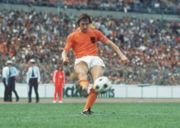  El conjunto neerlandés desplegó un juego que pasaría a la posteridad como Fútbol Total y que giraba en torno a la figura de Johan Cruyff. Esta selección sería recordada como la Naranja Mecánica, siendo considerada uno de los equipos más grandes de la historia del fútbol.