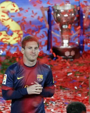 El Barcelona recibe el trofeo de la Liga BBVA 2012-2013.