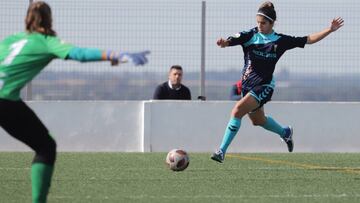 Una jugadora del Fundaci&oacute;n Albacete remata durante un partido de Liga Iberdrola ante el Sporting de Huelva.