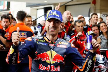 Maverick Viñales celebra el segundo puesto. 