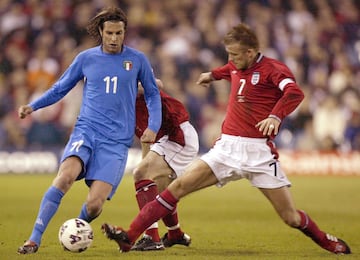 Doni, frente a David Beckham, en un amistoso entre Italia e Inglaterra disputado en 2002.