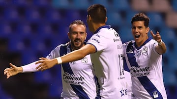 Jugadores del Puebla festejan un gol en contra de Santos Laguna.