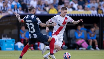 AME7669. LOS ÁNGELES (ESTADOS UNIDOS), 21/06/2025.- Franco Mastantuono (d) de River disputa un balón con Sergio Ramos de Monterrey este sábado, durante un partido del Mundial de Clubes entre River Plate y Monterrey en el estadio Rose Bowl de Los Ángeles, California (Estados Unidos). EFE/ Ángel Colmenares
