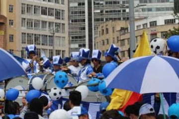 Las calles de Bogotá se pintan de azul y blanco