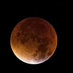 ¿Por qué un eclipse lunar siempre ocurre con luna llena y en qué se diferencia de la luna nueva?