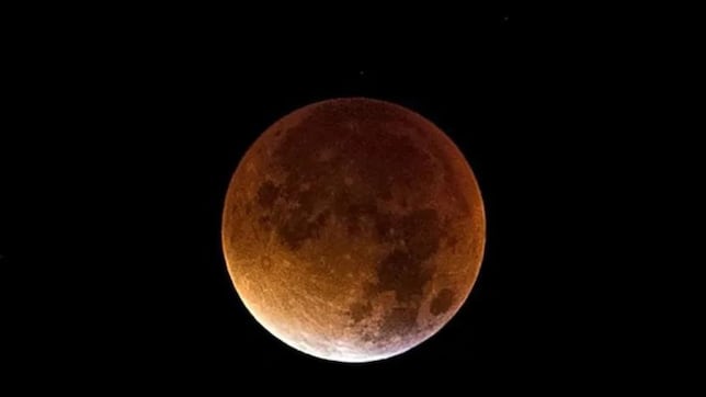 ¿Por qué un eclipse lunar siempre ocurre con luna llena y en qué se diferencia de la luna nueva?