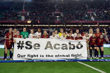 Protesta conjunta de españolas y suizas, que posan juntas con una pancarta con el lema #Se acabó.