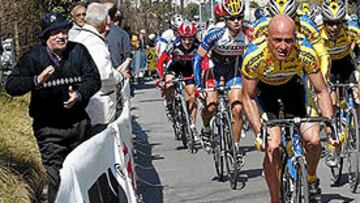 <B>ESTÁN CON ÉL.</B> La afición italiana se ha volcado con Pantani en la Semana Coppi-Bartali.