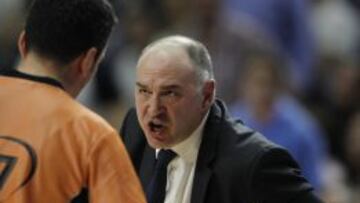 Pablo Laso discute con un árbitro en el derbi.