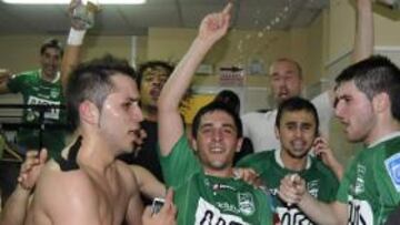 Los jugadores celebran el pase.