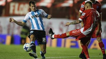 Buenos Aires 30 Septiembre 2017
 Super Liga 2017
 Argentinos Juniors vs Racing Club por la 5ta fecha en el Estadio Diego Armando Maradona.
 Augusto Solari de Racing Club y Gonzalo Piovi de Argentinos Juniors
 Foto Ortiz Gustavo 