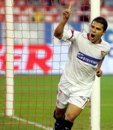 El de Buenos Aires llegó a Barcelona tras el pago de 35,90 millones de euros. En la temporada 2005-06 el club catalán lo cedió al Sevilla. 