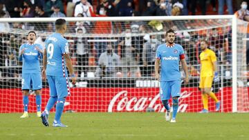 Los jugadores del Atl&eacute;tico tras un gol del Valencia. 