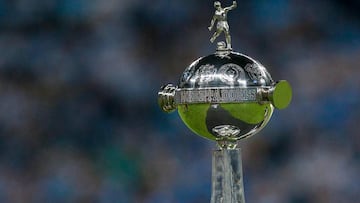 Se muestra el trofeo que se entrega al Campe&oacute;n de la Copa Libertadores.